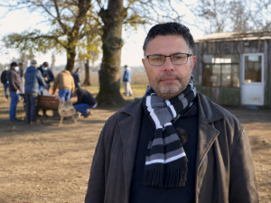 Ignacio Garrido, gerente de DESERET Capacitaciones, en terreno agrícola