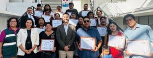 Agricultores certificados en ceremonia SENCE e INDAP sostienen sus diplomas